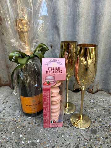 VEUVE & MACAROON HAMPER